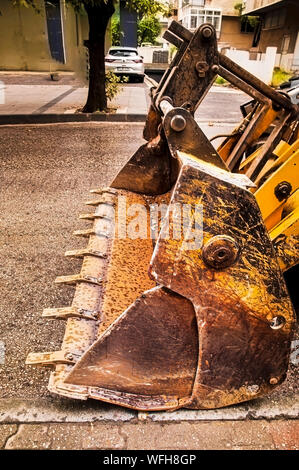 Macchina di scavo per lo scavo di terreni e asfalto Foto Stock