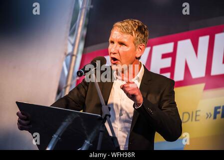 Koenigs Wusterhausen, Brandeburgo, Germania. Il 30 agosto, 2019. BJOERN HOECKE (BjÃ rn¶HÃ¶cke) dell'Alternativa per la Germania Turingia di rally in Koenigs Wusterhausen per la merlati Andreas Kalbitz, che è stato recentemente outed nuovamente con calcestruzzo neonazi connessioni. Mira ad essere il partito più forte nella parte orientale di Stato del Land di Brandeburgo, in Germania, la AfD ha tenuto un Wahlparty (elezione di partito) a Koenigs Wusterhausen. Alla riunione hanno partecipato figure come Andreas Kalbitz, che è stato recentemente outed con collegamenti a estremista di destra cerchi, Bjoern Hoecke, il merlati rasoterra dalla distanza del file AfD in Turingia e Cr Foto Stock