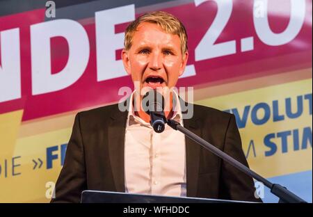 Koenigs Wusterhausen, Brandeburgo, Germania. Il 30 agosto, 2019. BJOERN HOECKE (BjÃ rn¶HÃ¶cke) dell'Alternativa per la Germania Turingia di rally in Koenigs Wusterhausen per la merlati Andreas Kalbitz, che è stato recentemente outed nuovamente con calcestruzzo neonazi connessioni. Mira ad essere il partito più forte nella parte orientale di Stato del Land di Brandeburgo, in Germania, la AfD ha tenuto un Wahlparty (elezione di partito) a Koenigs Wusterhausen. Alla riunione hanno partecipato figure come Andreas Kalbitz, che è stato recentemente outed con collegamenti a estremista di destra cerchi, Bjoern Hoecke, il merlati rasoterra dalla distanza del file AfD in Turingia e Cr Foto Stock