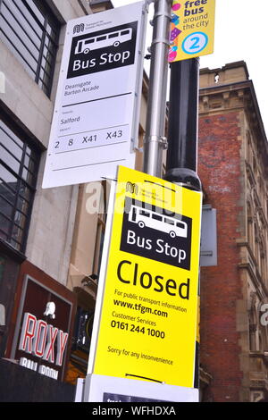 Un 'chiuso' segno su una fermata autobus di Deansgate, Manchester, come il nord della ribellione manifestanti, parte del movimento globale estinzione della ribellione, bloccato Deansgate e le sue stradine laterali nella zona centrale di Manchester, UK, il 31 agosto, 2019 il secondo giorno di quattro giorni di protesta. I manifestanti chiedono che il governo dice la verità circa l'emergenza climatica, interviene ora, ed è guidato da una assemblea dei cittadini sul cambiamento climatico. La protesta ha fatto sì che alcuni 20 autobus sono stati deviati durante i quattro giorni è durato. Foto Stock