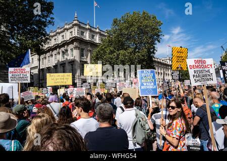 Migliaia di manifestanti si raccolgono al di fuori di Whitehall tenendo cartelloni durante la dimostrazione.Migliaia di persone si sono radunate in tutto il paese per protestare contro Boris Johnson proroguing Parlamento. A Londra, numerose persone si sono raccolte al di fuori di Whitehall con cartelli, air raid sirene e fischietti mentre cantando slogan contro Boris Johnson. Foto Stock