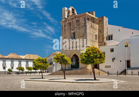 La città di Faro, il Largo da Sé, la piazza della cattedrale, Algarve, PORTOGALLO Foto Stock