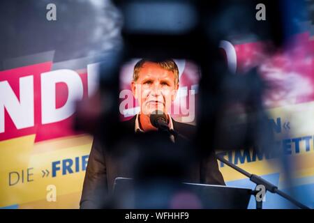 Koenigs Wusterhausen, Brandeburgo, Germania. Il 30 agosto, 2019. BJOERN HOECKE (BjÃ rn¶HÃ¶cke) dell'Alternativa per la Germania Turingia di rally in Koenigs Wusterhausen per la merlati Andreas Kalbitz, che è stato recentemente outed nuovamente con calcestruzzo neonazi connessioni. Mira ad essere il partito più forte nella parte orientale di Stato del Land di Brandeburgo, in Germania, la AfD ha tenuto un Wahlparty (elezione di partito) a Koenigs Wusterhausen. Alla riunione hanno partecipato figure come Andreas Kalbitz, che è stato recentemente outed con collegamenti a estremista di destra cerchi, Bjoern Hoecke, il merlati rasoterra dalla distanza del file AfD in Turingia e Cr Foto Stock