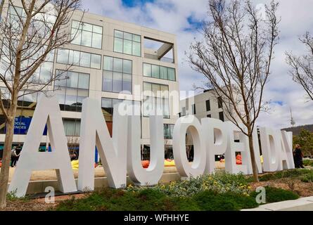 Canberra. 31 Agosto, 2019. Foto scattata il 31 agosto, 2019 mostra l'open day segno presso la Australian National University (ANU) a Canberra, Australia. La ANU terrà la Giornata porte aperte di sabato. Credito: Chu Chen/Xinhua Foto Stock