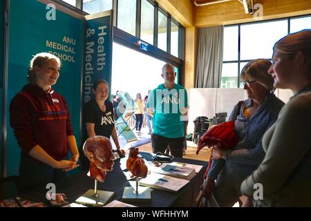 A Canberra, Australia. 31 Agosto, 2019. Gli studenti della Scuola Medica di parlare con i visitatori durante la giornata di apertura della Australian National University (ANU) di Canberra, Australia, 31 Agosto, 2019. La ANU terrà la Giornata porte aperte di sabato. Credito: Chu Chen/Xinhua Foto Stock