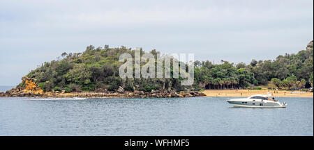 Imbarcazioni da diporto barca ancorata in Shelley Beach Cabbage Tree Bay Sydney Manly NSW Australia. Foto Stock