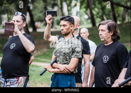 ISTANBUL, Turchia - 30 Maj - Jun 02. 2019. Gruppo internazionale di arti marziali gli studenti pratica escrima filippino stick combattimenti sulla riunione generale di Foto Stock