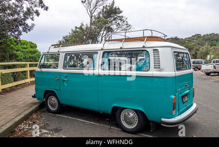 Volkswagen Tipo 2 T2 Kombi parcheggiata in un'auto bay. Foto Stock