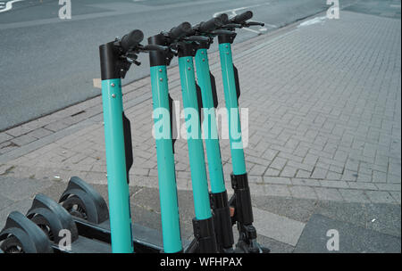 Hannover, Germania, Agosto 24, 2019: manubrio di parcheggiato e-shooters in affitto sul marciapiede Foto Stock