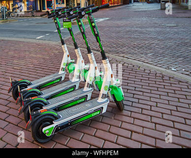 Hannover, Germania, Agosto 24, 2019: parcheggiato e-shooters in affitto sul marciapiede Foto Stock