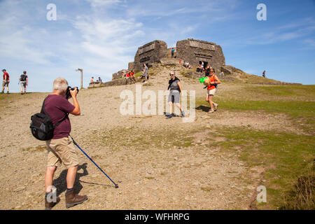 Gli uomini delle donne e dei bambini e delle famiglie in Clwydian Hills il Galles del Nord vicino alla Torre Jubliee sul vertice di Moel Famau mountain Foto Stock