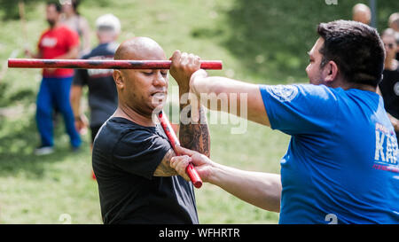 ISTANBUL, Turchia - 30 Maj - Jun 02. 2019. Gruppo internazionale di arti marziali gli studenti pratica escrima filippino stick combattimenti sulla riunione generale di Foto Stock