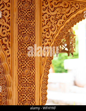 Arch decorate con ornamenti arabo di colore marrone Foto Stock