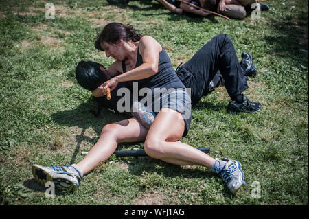 ISTANBUL, Turchia - 30 Maj - Jun 02. 2019. Gruppo internazionale di arti marziali gli studenti pratica escrima filippino stick combattimenti sulla riunione generale di Foto Stock