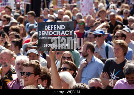 Decine di migliaia di pro-democrazia manifestanti si rivelò a Downing Street, riempimento Whitehall dalla piazza del Parlamento a Trafalgar Square per protestare contro la prevista proroga del Parlamento e un possibile No-Deal Brexit. Foto Stock