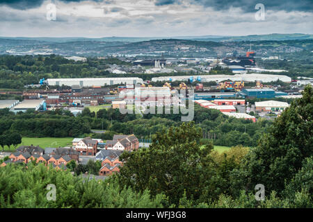 Rotherham in alto vista verso Sheffield e Derbyshire hills Foto Stock