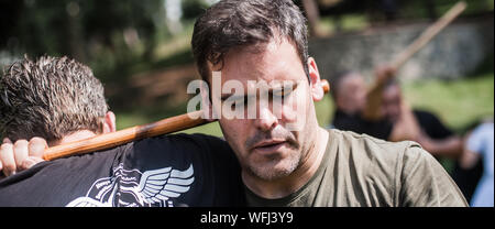 ISTANBUL, Turchia - 30 Maj - Jun 02. 2019. Gruppo internazionale di arti marziali gli studenti pratica escrima filippino stick combattimenti sulla riunione generale di Foto Stock