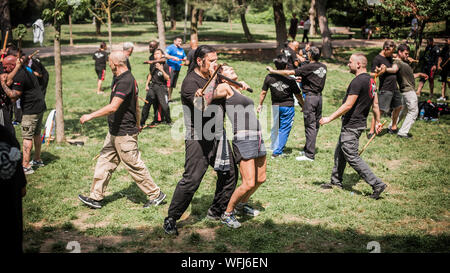 ISTANBUL, Turchia - 30 Maj - Jun 02. 2019. Gruppo internazionale di arti marziali gli studenti pratica escrima filippino stick combattimenti sulla riunione generale di Foto Stock