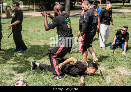 ISTANBUL, Turchia - 30 Maj - Jun 02. 2019. Gruppo internazionale di arti marziali gli studenti pratica escrima filippino stick combattimenti sulla riunione generale di Foto Stock