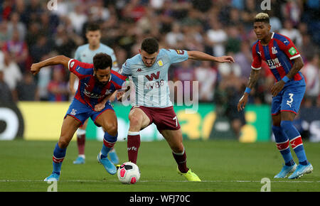 Il palazzo di cristallo di Andros Townsend (sinistra) e Aston Villa John McGinn (a destra) durante il match di Premier League a Selhurst Park, Londra. Foto Stock