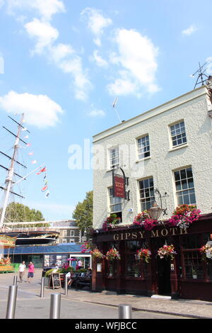 Una fotografia del Gypsy Moth pub dal Cutty Sark Clipper, Greenwich, Londra Foto Stock