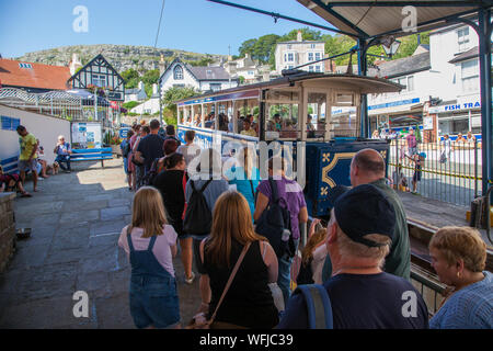 Passeggeri nella stazione del tram sul tram viaggiano fino il Great Orme railway Llandudno North Wales che porta i turisti al vertice Foto Stock