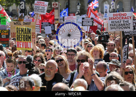 Londra, Regno Unito. 31 Agosto, 2019. La folla di manifestanti detiene cartelloni al di fuori di Downing Street a Londra dimostrando contro il primo ministro britannico Boris Johnson prevede di sospendere il parlamento britannico per cinque settimane in anticipo di un regine intervento del 14 ottobre, appena due settimane prima che il Regno Unito è impostata in modo da lasciare l'UE. La Regina ha approvato Boris Johnson richiesta di prorogue parlamento britannico dopo che il Primo Ministro ha intensificato i suoi piani per un no deal Brexit. Credito: SOPA Immagini limitata/Alamy Live News Foto Stock