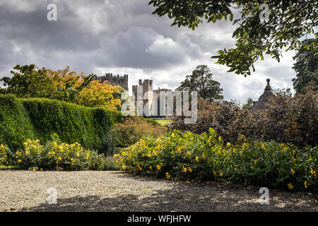 Raby Castle, Staindrop, Teesdale, County Durham, Regno Unito. Il 31 agosto 2019. Regno Unito Meteo. Dopo una mattinata di sunny incantesimi e docce il sole illumina Raby Castle e i suoi giardini colorati, che stanno iniziando a sviluppare alcuni colori autunnali. Credito: David Forster/Alamy Live News Foto Stock