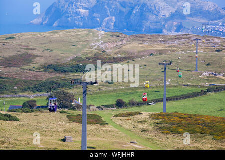 La colorata Llandudno Funivia come si passa sopra il Great Orme Llandudno North Wales Foto Stock