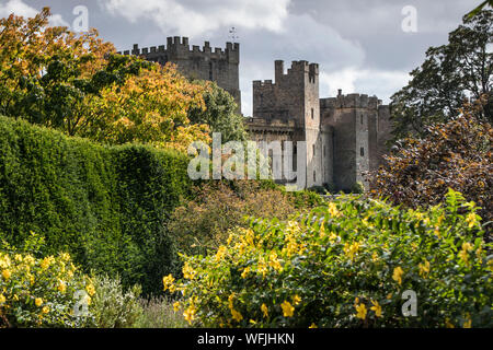 Raby Castle, Staindrop, Teesdale, County Durham, Regno Unito. Il 31 agosto 2019. Regno Unito Meteo. Dopo una mattinata di sunny incantesimi e docce il sole illumina Raby Castle e i suoi giardini colorati, che stanno iniziando a sviluppare alcuni colori autunnali. Credito: David Forster/Alamy Live News Foto Stock