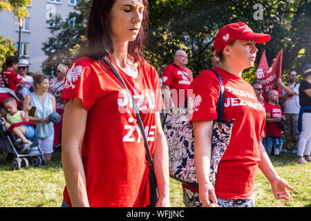 Varsavia, Polonia. 31 Agosto, 2019. Centinaia di membri di diverse confessioni cristiane che stanno marciando in marzo per Gesù. Durante la settimana di Gesù diversi eventi e incontri con gli evangelisti cristiana DA STATI UNITI D'AMERICA, dal Brasile e dalla Polonia sono in luoghi in tutto il paese. La Polonia è prevalentemente cattolica, con circa 85% di poli che identifica come cattolico romano. Più recenti scandali della pedofilia sarà probabilmente indebolire molto forte, fino ad ora, la posizione della Chiesa in Polonia la vita sociale e politica. Credito: Robert Pastryk/ZUMA filo/Alamy Live News Foto Stock