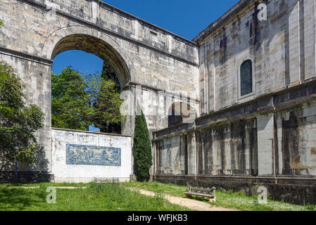 Aqueduto das Águas Libri, acquedotto e arco commemorativo nel quartiere Amoreiras a Lisbona, Portogallo Foto Stock