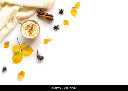 Composizione di autunno con caffè Pumpkin Spice Latte isolati su sfondo bianco. Tazza di caffè stagionali con foglie autunnali, copia dello spazio. Foto Stock