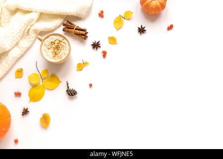 Composizione di autunno con caffè Pumpkin Spice Latte isolati su sfondo bianco. Tazza di caffè stagionali con foglie autunnali, copia dello spazio. Foto Stock