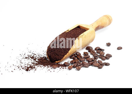 Massa di caffè arabica polvere sul convogliatore di legno con sfondo bianco Foto Stock