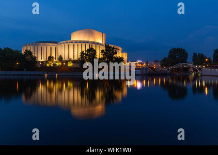 Bydgoszcz da notte. La moderna Opera Nova edificio riflettente nel fiume Brda. Agosto 2019 Foto Stock