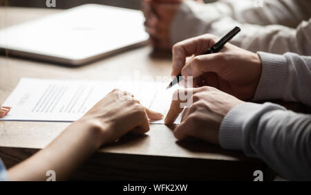 Solicitor puntando al contratto che mostra dove client per scrivere la firma Foto Stock