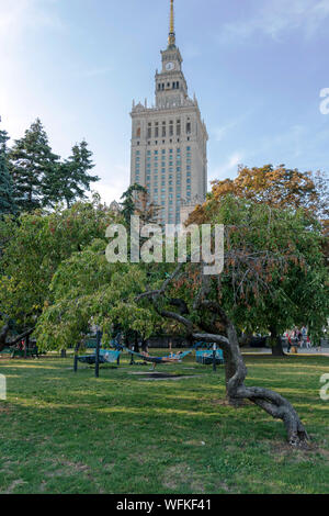 Varsavia, Polonia - Agosto, 2019 : vista verticale con Park e il Palazzo della Cultura e della scienza, un notevole edificio alto in Central Warsaw Foto Stock