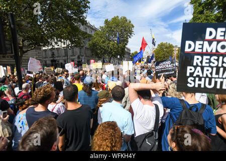 Marzo a Londra per interrompere lo spegnimento del Parlamento il 31 agosto 2019. Luogo di fronte a Downing street verso il basso di Whitehall, circa 50.000 ha preso parte. Foto Stock