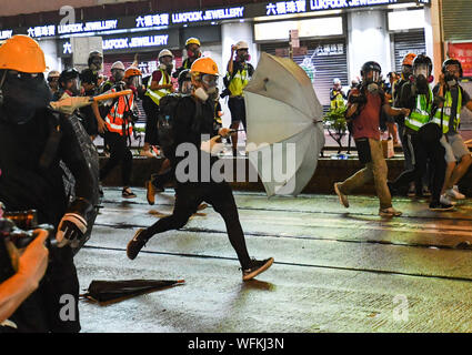 Hong Kong. 31 Agosto, 2019. Rivoltosi attaccare la polizia a Causeway Bay area del sud della Cina di Hong Kong, 31 Agosto, 2019. Credito: Xinhua/Alamy Live News Foto Stock