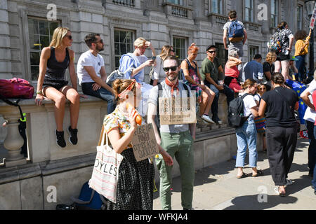 Marzo a Londra per interrompere lo spegnimento del Parlamento il 31 agosto 2019. Luogo di fronte a Downing street verso il basso di Whitehall, circa 50.000 ha preso parte. Foto Stock