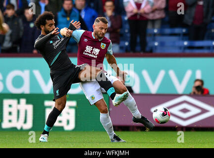 Liverpool è Mohamed Salah (sinistra) e Burnley's Erik Pieters durante il match di Premier League a Turf Moor, Burnley. Foto Stock