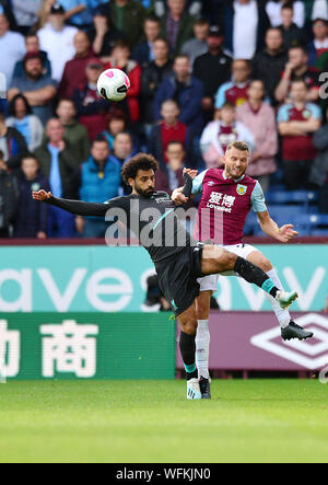 Liverpool è Mohamed Salah (sinistra) e Burnley's Erik Pieters durante il match di Premier League a Turf Moor, Burnley. Foto Stock