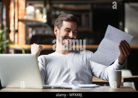 Imprenditore entusiasta lettura posta postale lettera contentissimo da grande news Foto Stock