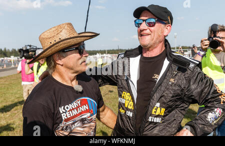 Hasenmoor, Germania. 31 Agosto, 2019. Il TV sconfitto emigrante Konny Reimann e il vincitore del "Werner' gara principale Andy Feldmann staranno insieme dopo la gara. Credito: Markus Scholz/dpa/Alamy Live News Foto Stock