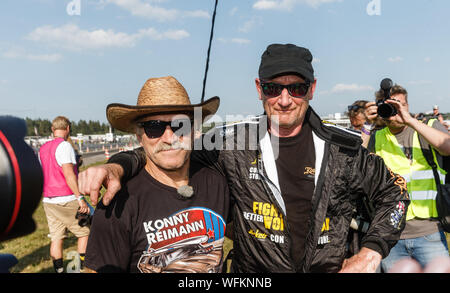 Hasenmoor, Germania. 31 Agosto, 2019. Il TV sconfitto emigrante Konny Reimann e il vincitore del "Werner' gara principale Andy Feldmann staranno insieme dopo la gara. Credito: Markus Scholz/dpa/Alamy Live News Foto Stock