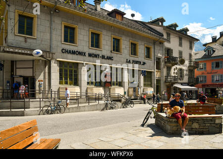 Vista sulla strada del centro della città con l'esterno dell'ufficio postale in una soleggiata giornata estiva, Chamonix-Mont-Blanc, Haute Savoie, alpi, Francia Foto Stock