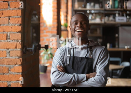 Felice fiducioso cameriere africana titolare di una piccola azienda ritratto Foto Stock