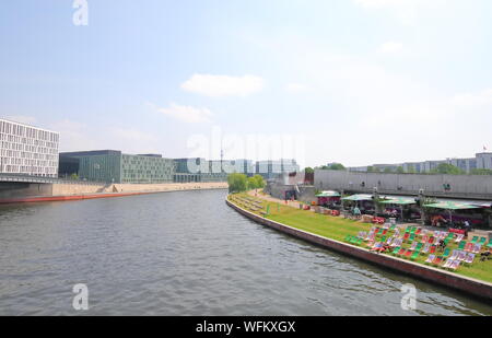 La gente visita il fiume Sprea, bank a Berlino Germania Foto Stock