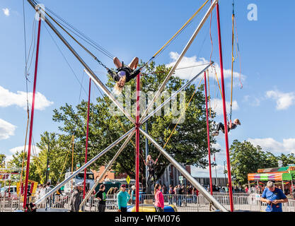 HICKORY, NC, Stati Uniti d'America-13 Ottobre 2018: giovani donne su un trampolino elastico in corrispondenza di un festival della città. Foto Stock